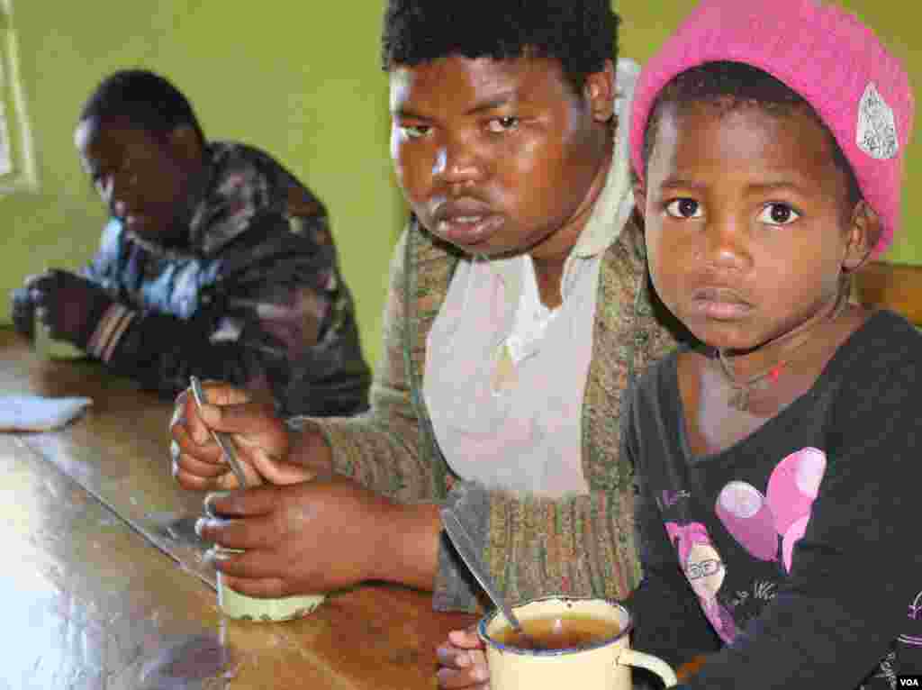  Lungiswa and her daughter, Lulama, share a meal at Ikhaya Loxolo (VOA/ D. Taylor)