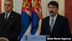 Presiden Hungaria, Janos Ader (kanan) memberikan keterangan pers di Budapest (foto: dok).