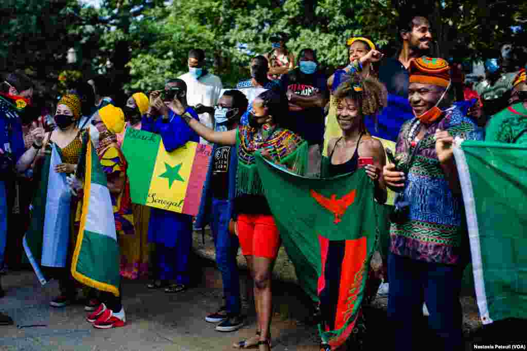 De nombreuses diasporas, ivorienne, malienne, tanzanienne, zambienne,soudanaise, éthiopienne, étaient présentes lors du rassemblement &quot;Africans 4 BLM&quot; à Washington DC, le 14 juin 2020. (VOA/Nastasia Peteuil)