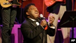 Dalam foto dari 28 Oktober 2008 ini, Percy Sledge melantunkan lagu 'When a Man Loves a Woman" pada ajang Musicians Hall of Fame di Nashville, Tennessee.