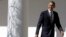 Presiden Obama tersenyum pada para wartawan yang meneriakkan pertanyaan-pertanyaan saat ia melalui West Wing Colonnade di Gedung Putih Selasa (12/2) sebelum menyampaikan pidato kenegaraan malam harinya. 