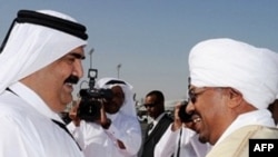 Tổng thống Sudan Omar Hassan al-Bashir (phải) đã ký thỏa thuận hưu chiến với Phong trào Công lý và Bình đẳng tại Qatar