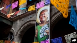 Hình ảnh Tổng thống Trump tại triển lãm của các họa sỹ Mexico và thế giới chọc tức tổng thống Mỹ vì có ý định xây một bức tường ngăn biên giới với Mexico.