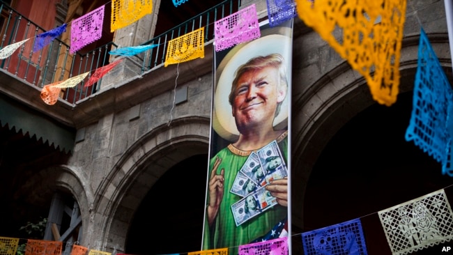 Una pancarta con una imagen de Donald Trump promueve una exposición que cuenta con docenas de obras de caricaturistas mexicanos e internacionales, burlándose entre otras cosas de las declaraciones despectivas del presidente estadounidense sobre los mexicanos y sus planes de construir un muro y hacer que México pague por ello.