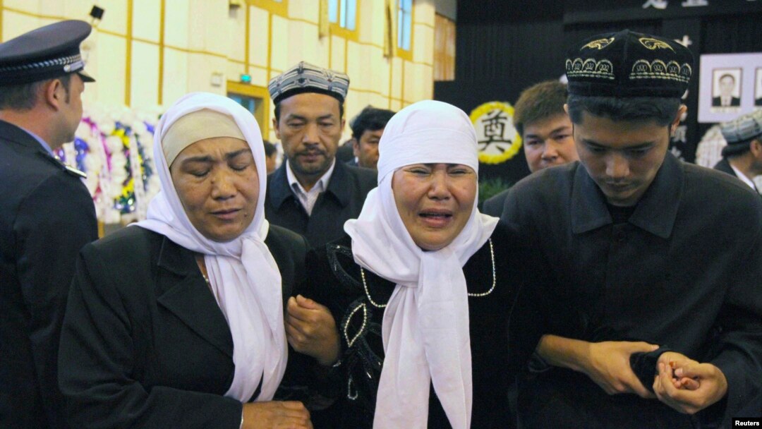 To'qnashuvda o'lganlar dafn etilayapti. Olti nafari hujumchi, to'rt nafari mahalliy uyg'ur jamoatchi ayoli ekani, boshqalar uyg'ur politsiyachilar bo'lgani ma'lum. Talofatlar orasida ikki xitoy mulozimi bor.