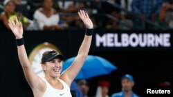 Belinda Bencic dari Swiss merayakan kemenangannya atas Venus Williams di turnamen Australia Terbuka, Rod Laver Arena, Melbourne, Australia, 15 Januari 2018. 