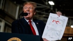 El presidente Trump mostró un mapa para indicar de qué manera han venido derrotando a ISIS durante su gobierno.