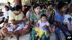 Burmese mothers wait to have their children to be treated at Mae Tao clinic in the border town of Mae Sot, Thailand. (File Photo)
