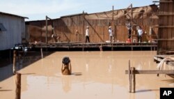 Using himself as the subject, Khvay Samnang staged a short ritual of pouring one bucket of sand over his head while having his photograph captured to comment on the privatization of lakes in Phnom Penh for development.