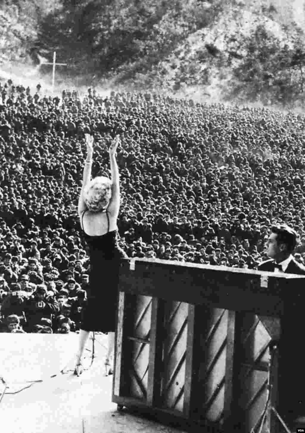 Merilin Monro Koreyada ABŞ əsgərləri qarşısında konsert verir. Fevral, 1954.