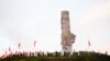 Los exploradores polacos sostienen banderas nacionales de Polonia frente al Monumento a los Defensores de la Costa durante una ceremonia que conmemora el 85º aniversario del inicio de la Segunda Guerra Mundial en la península de Westerplatte en Gdansk el 1 de septiembre de 2024