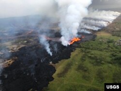 Aerial view of erupting fissure 22 and lava channels flowing southward from the fissure during an early morning overflight during ongoing eruptions of the Kilauea Volcano in Hawaii, May 21, 2018. (Photo courtesy of Volcano Helicopters)