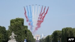 La Patrouille de France Alpha Jet au début de la parade militaire annuelle de la Bastille sur l'avenue des Champs-Elysées à Paris le 14 juillet 2018.