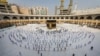 Jemaah melakukan tawaf mengelilingi Ka'bah di Masjidil Haram di kota suci umat Islam Mekkah, Arab Saudi, 31 Juli 2020. (Foto: AP)