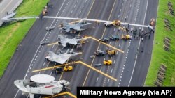 资料照：台湾各型战机在军事演习中停留在南部彰化高速公路上。(2020年10月27日）