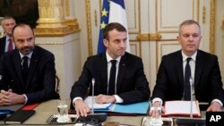 에마뉘엘 마크롱 프랑스 대통령이 10일 파리 엘리제궁에서 주요 노조와 경제단체 대표들과 만나 사회 안정 대책을 논의하고 있다.
