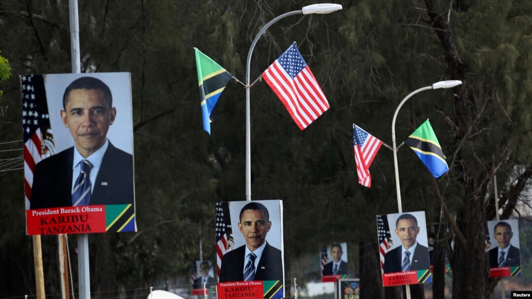 Sebuah jalan di ibukota Tanzania, Dar es Salaam, nampak dihiasi dengan foto Presiden Obama dan bendera AS dan Tanzania menjelang kedatangan Presiden Obama ke negara tersebut (30/6).