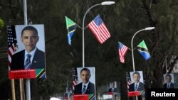 Sebuah jalan di ibukota Tanzania, Dar es Salaam, nampak dihiasi dengan foto Presiden Obama dan bendera AS dan Tanzania menjelang kedatangan Presiden Obama ke negara tersebut (30/6).