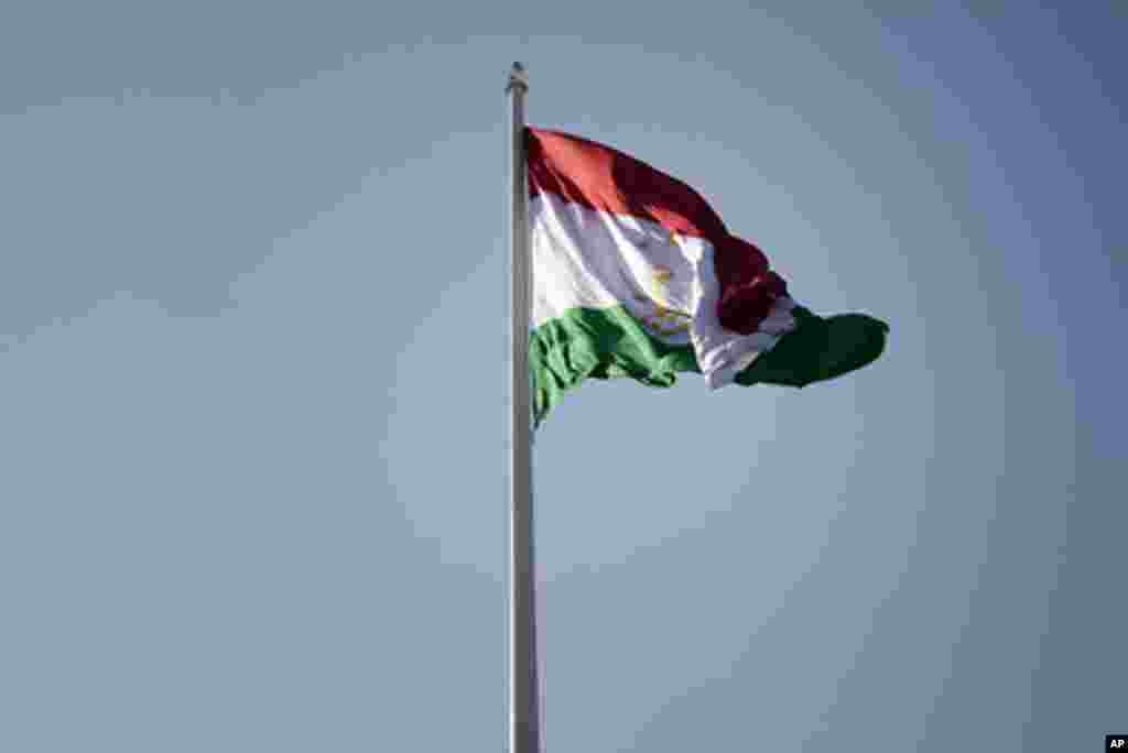The world's tallest flagpole (165 meters) in Dushanbe, Tajikistan, September 29, 2011. –VOA Photo Y. Weeks