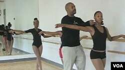 Fabian Barnes, ex bailarín del Teatro Danza de Harlem, ofrece su experiencia a niños en Washington.