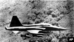 F-5 thả bom một vị trí "Việt Cộng" ở miền Nam Việt Nam trong cuộc chiến Việt Nam.