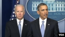 Predsednik Barak Obama daje izjavu povodom usvajanja plana za izbegavanje "fiskalne provalije". Uz njega je potpredsednik Džo Bajden.