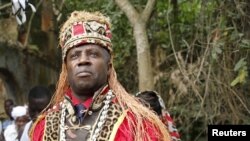 
Seorang pendeta voodoo menghadiri festival voodoo tahunan di Ouidah di Benin, 10 Januari 2016. (Foto: Reuters)