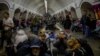 Люди ховаються на станції метро під час російського ракетного обстрілу, Київ, 11 квітня 2024 р. (Фото: REUTERS/Alina Smutko)