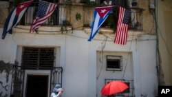 지난달 14일 아바나 주택가의 발코니에 성조기와 쿠바 국기가 나란히 걸렸다. (자료사진) 