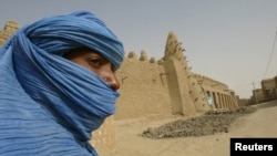 Một phần tử ly khai Tuareg phía trước đền thờ Hồi giáo cổ xưa tại thành phố Timbuktu ở miền bắc Mali