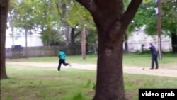 Gambar ini diambil dari video penembakan fatal polisi Michael Slager (kanan) di North Charleston, South Carolina, yang direkam oleh Feidin Santana (Foto: dok).