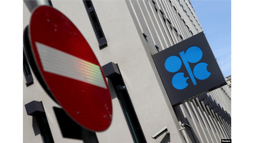Logo OPEC di kantor pusatnya di Wina, Austria, 21 Agustus 2015. (REUTERS/Heinz-Peter Bade)