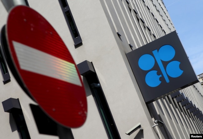 Logo OPEC di kantor pusatnya di Wina, Austria, 21 Agustus 2015. (REUTERS/Heinz-Peter Bade)