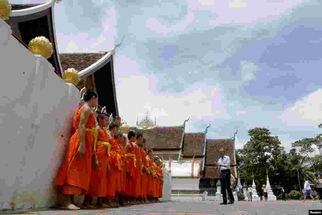U.S. President Barack Obama greets novice monks at the Wat Xieng Thong Buddhist temple in Luang Prabang, Sept. 7, 2016.