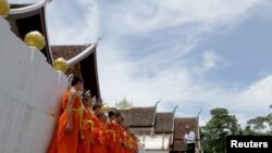 Obama Visits Remote Mountain Town in Laos