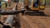 Les voleurs de pétrole prélèvent leur butin directement sur les oléoducs au Nigéria
