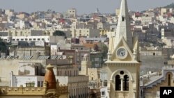 Une église de la ville enclave de Melilla, avec vue sur le Maroc dans le fond, le 2 octobre 2005.