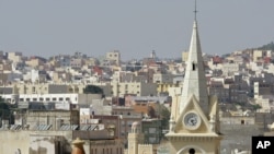 Une église de la ville enclave de Melilla, avec vue sur le Maroc dans le fond, le 2 octobre 2005.