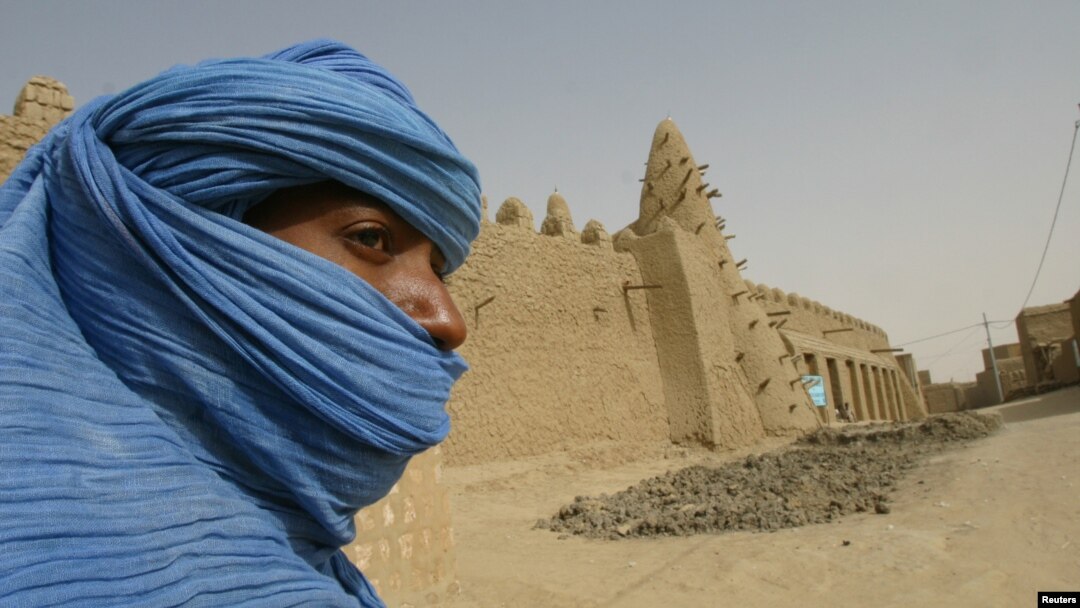 Một phần tử ly khai Tuareg phía trước đền thờ Hồi giáo cổ xưa tại thành phố Timbuktu ở miền bắc Mali
