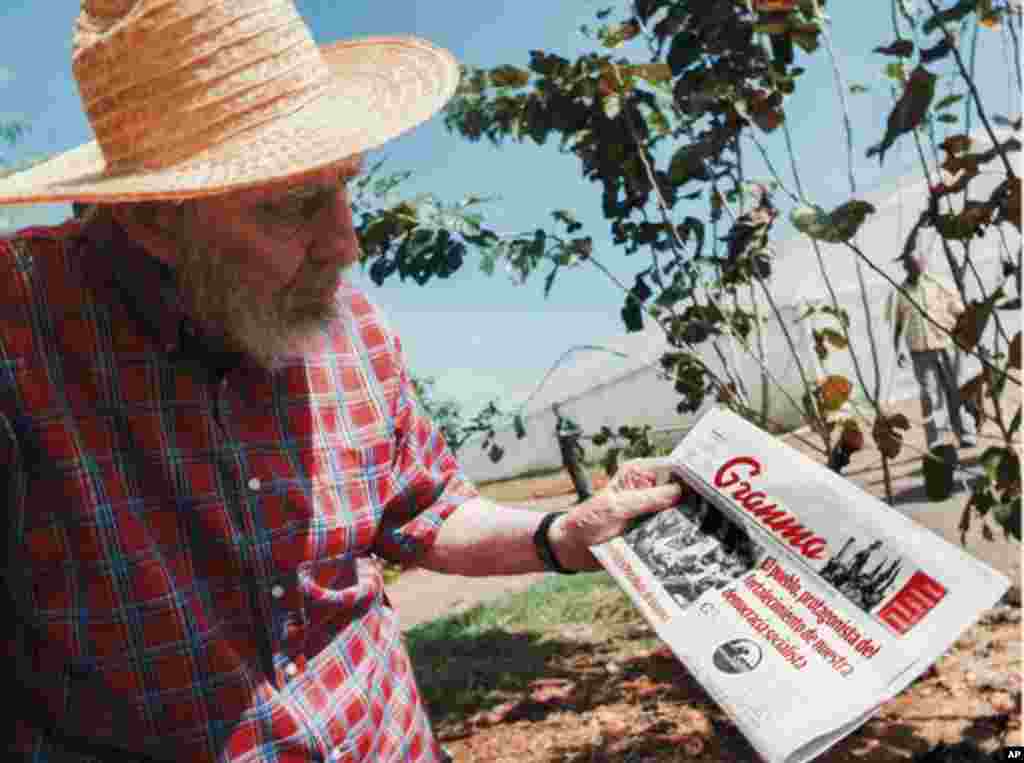 Fidel Castro apareci&oacute; en unas fotos y desminti&oacute; los rumores sobre su mal estado de salud.