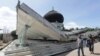 Warga berjalan dekat sebuah masjid yang ambruk akibat gempa di Meuredu, Pidie Jaya, Aceh (7/12). (Reuters/Antara)