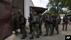 Soldados ingresan al Centro Penitenciario de Tocorón, en Tocorón, Venezuela, 20 de septiembre de 2023. La pandilla Tren de Aragua se originó en la prisión. 