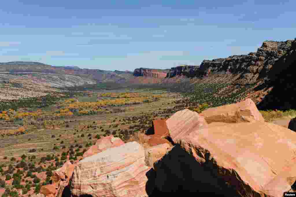 Comb Wash memotong dari utara ke selatan melalui Cedar Mesa di Monumen Nasional Bears Ears dekat Blanding, Utah, 27 Oktober 2017.