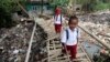 Inilah yang harus dilalui sejumlah siswa SD di Bogor setiap harinya. Mereka harus menyeberangi jembatan rusak dengan Sungai Ciliwung penuh sampah di bawahnya.&nbsp;Antara Foto/Yulius Satria Wijaya (Reuters)