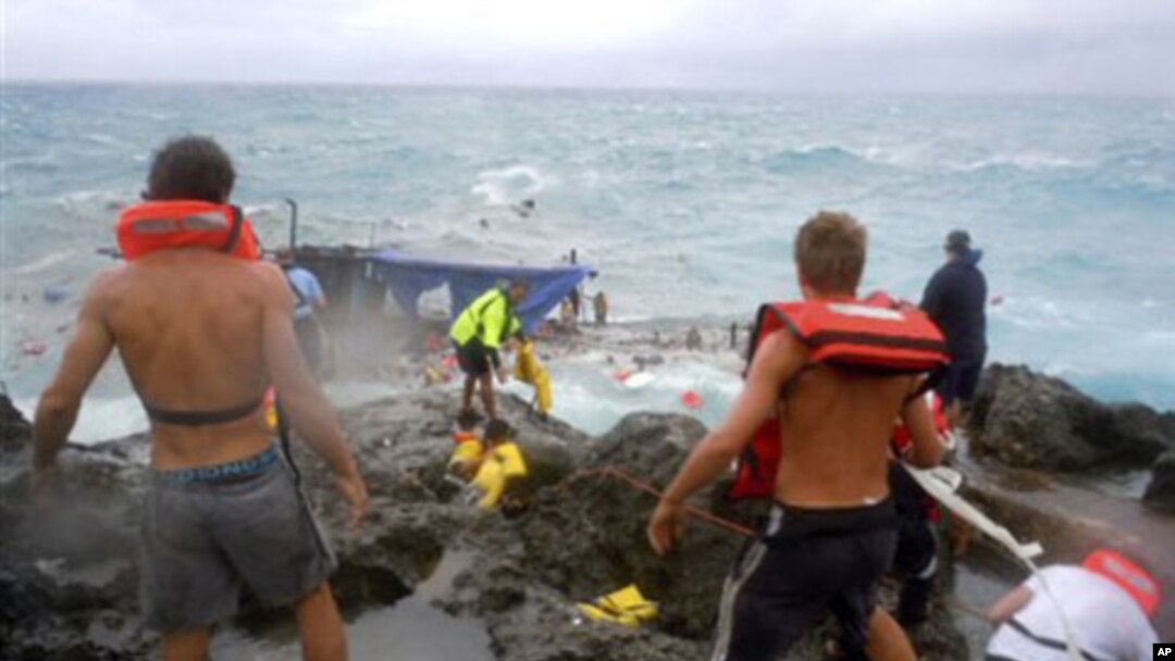 Regu penyelamat berupaya menolong para pencari suaka yang kapalnya terbalik di lepas pantai pulau Crismas, Samudra Hindia (Foto: dok). 93 orang dilaporkan berhasil diselamatkan, dua orang tenggelam dan dua orang cedera serius saat kapal meeker ditemukan terbalik di wilayah tersebut, Senin (25/3).