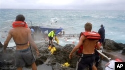 Regu penyelamat berupaya menolong para pencari suaka yang kapalnya terbalik di lepas pantai pulau Crismas, Samudra Hindia (Foto: dok). 93 orang dilaporkan berhasil diselamatkan, dua orang tenggelam dan dua orang cedera serius saat kapal meeker ditemukan terbalik di wilayah tersebut, Senin (25/3).