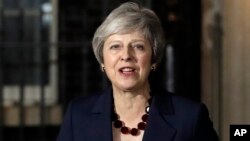 Perdana Menteri Inggris Theresa May berpidato di luar 10 Downing Street di London, 14 November 2018.