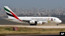 طیارۀ خطوط هوایی امارات در میدان هوایی رفیق حریری در شهر بیروت پایتخت لبنان