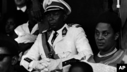 Le Mwami (roi) Mwambusta du Royaume du Burundi nouvellement indépendant, aux côtés de sa femme, la princesse Rwagasore, dans la capitale burundaise alors appelée Usumbura, 1er juillet 1962.