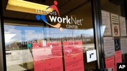 Hojas con información en el centro WorkNet del departamento de Seguridad en el Empleo de Illinois, en Arlington Heights. Abril 9 de 2020.